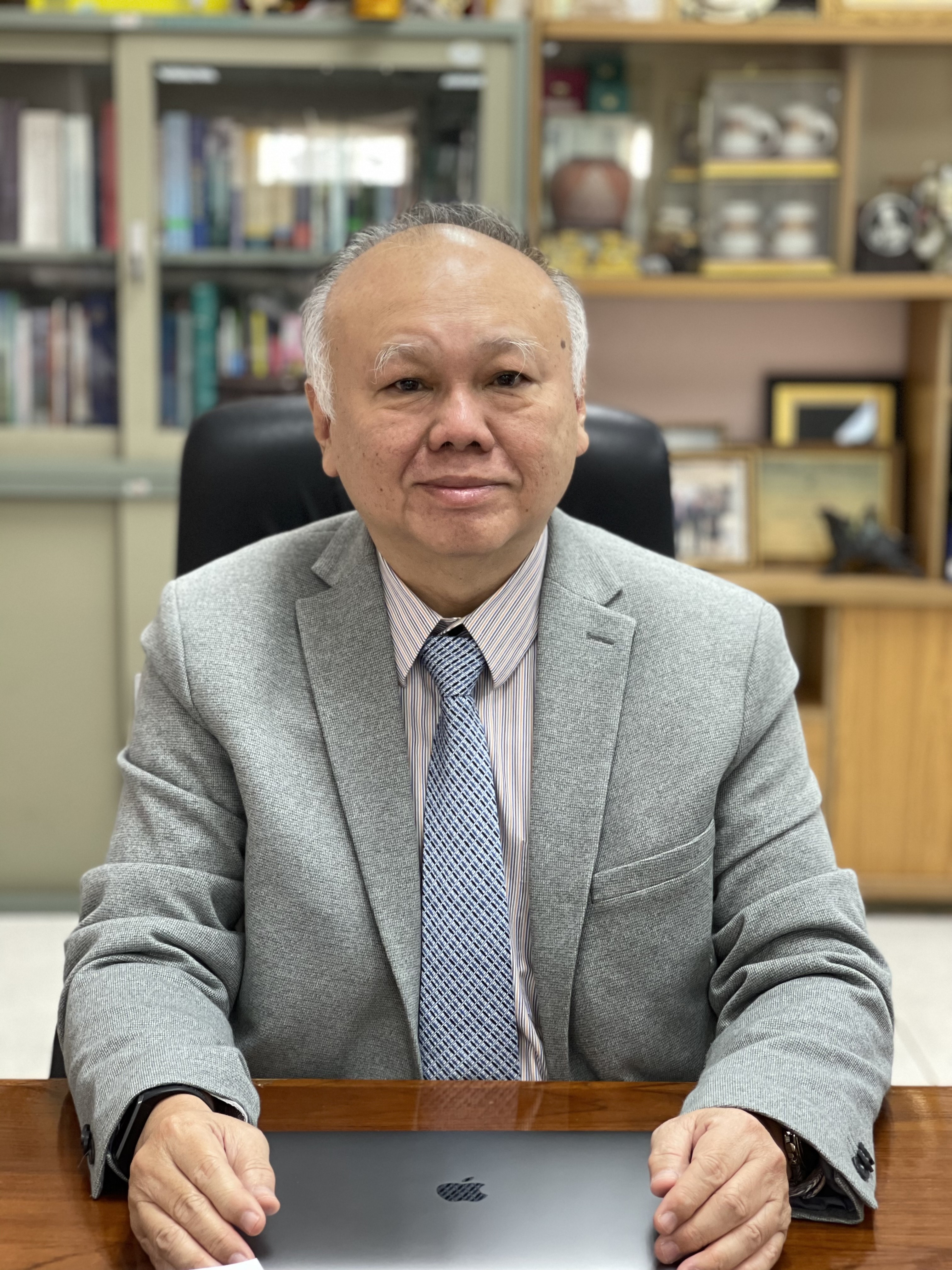 Dr. Adul Bandhukul
